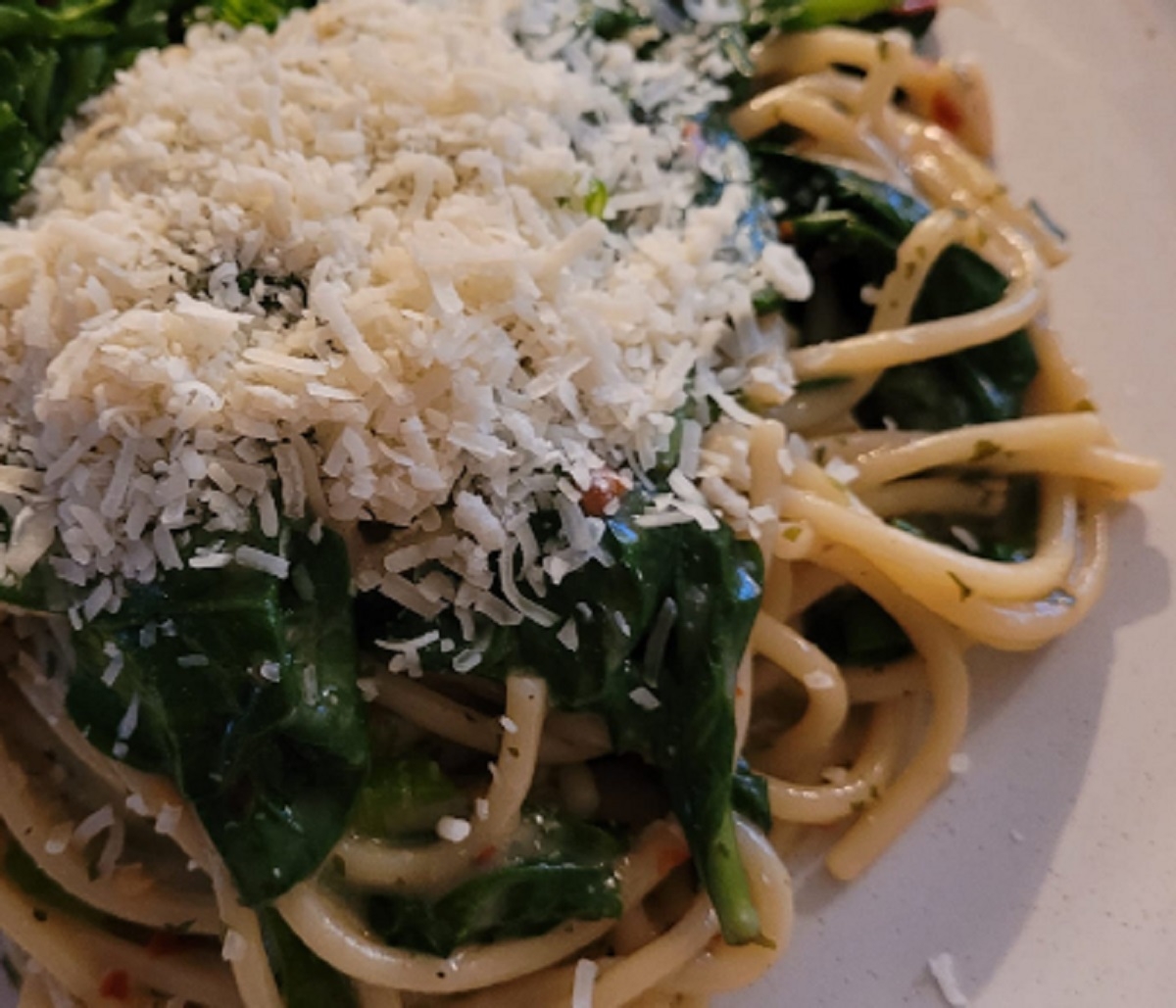 Recette: Spaghetti  la crme d'ail, parmesan et pinards.