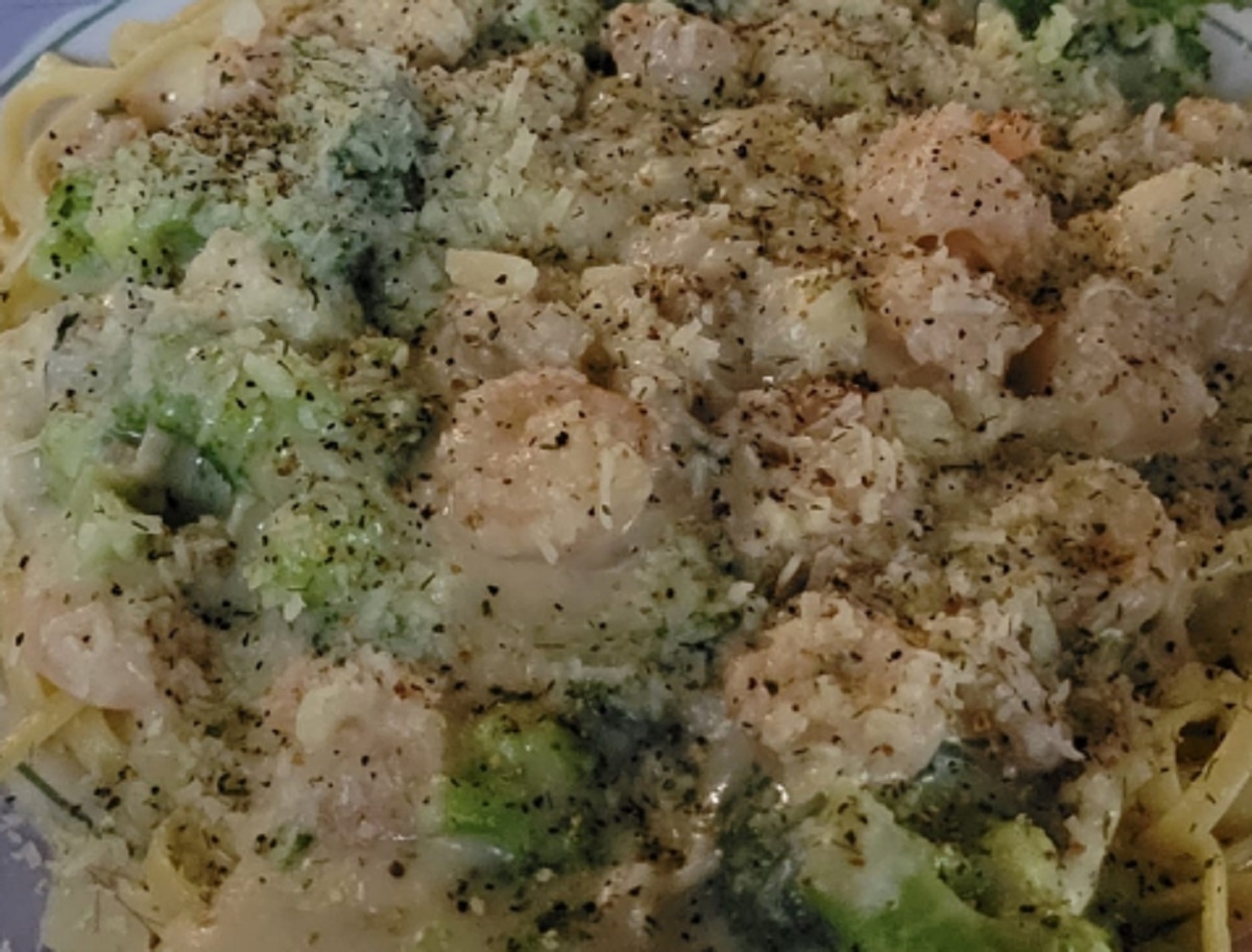 Recette: P�tes aux crevettes, brocoli, sauce au parmesan et poivre.