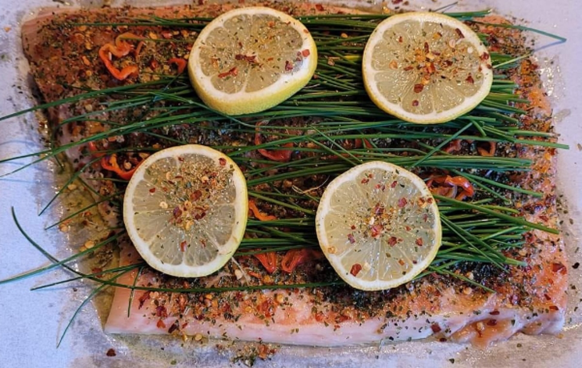 Recette: Filet de saumon au piment fort, � la ciboulette et aux herbes.