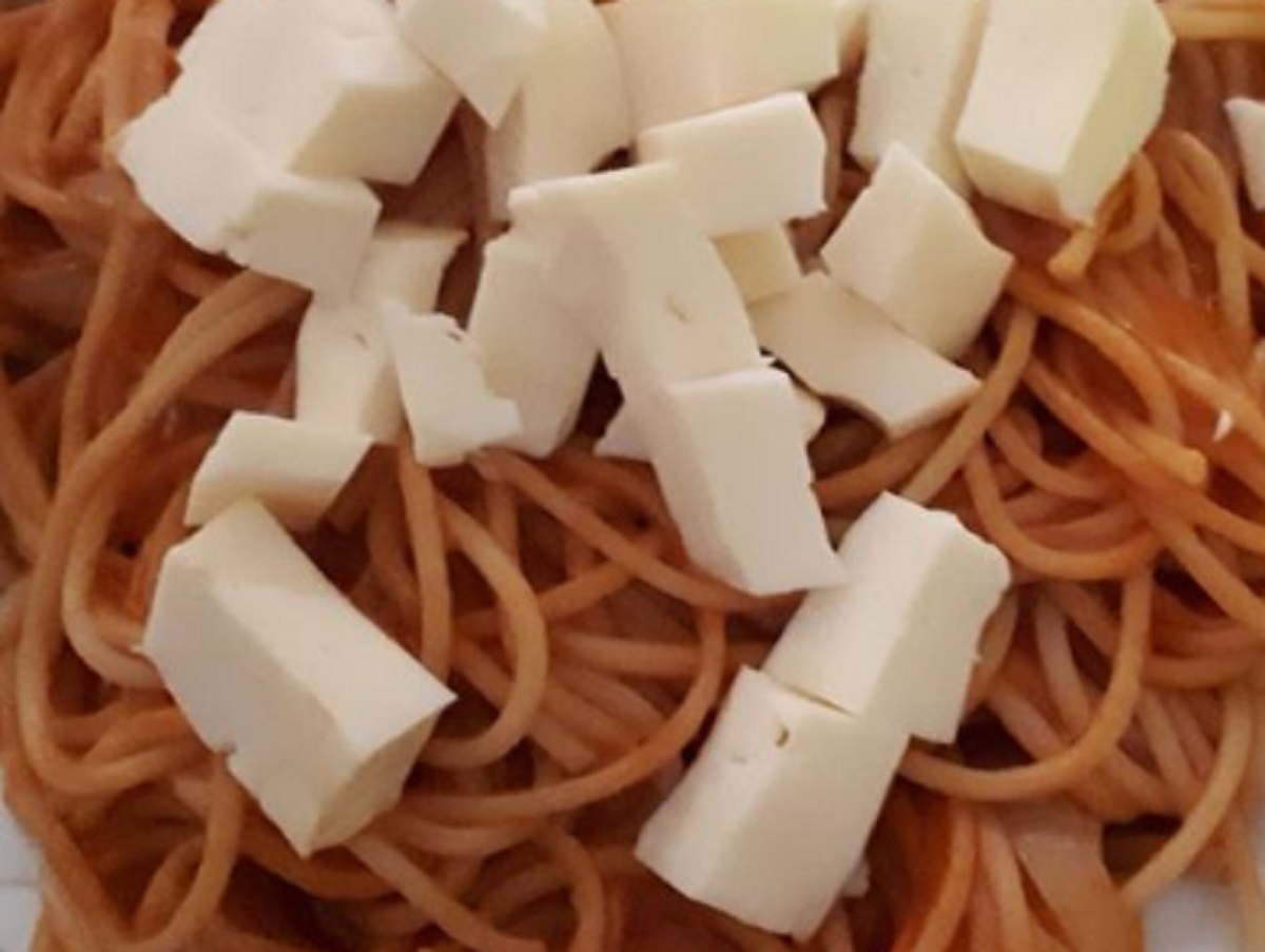 Recette: Spaghetti aux tomates, oignons et fromage en cubes.