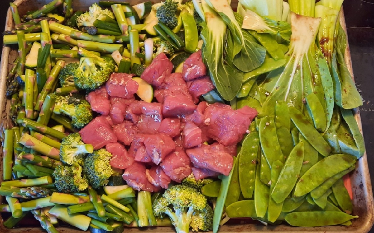 Recette :Plaque de cubes de filet de porc et l�gumes asiatique.