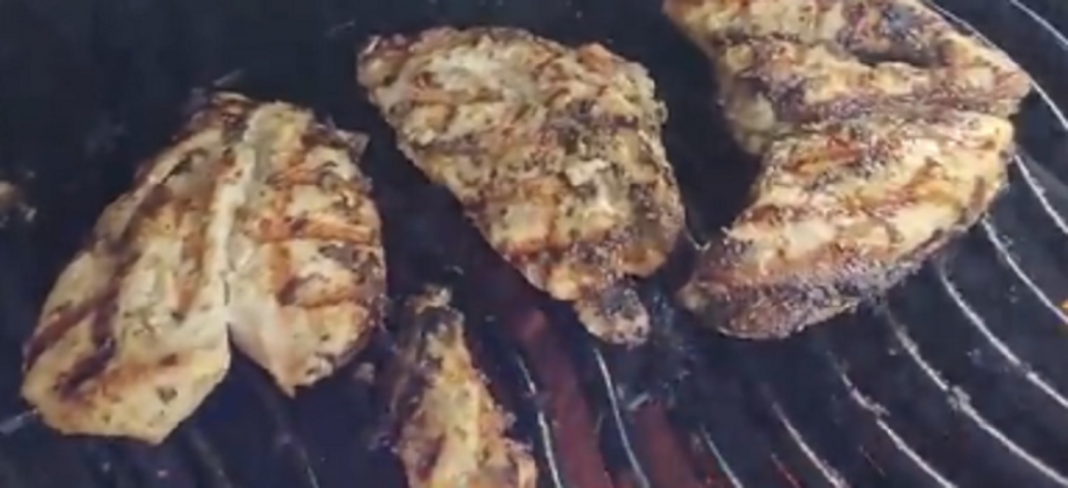 Recette: Poitrines de poulet aux herbes et citron.