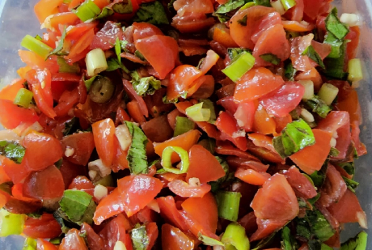Recette: Salade de tomates, oignons verts et sa vinaigrette balsamique.