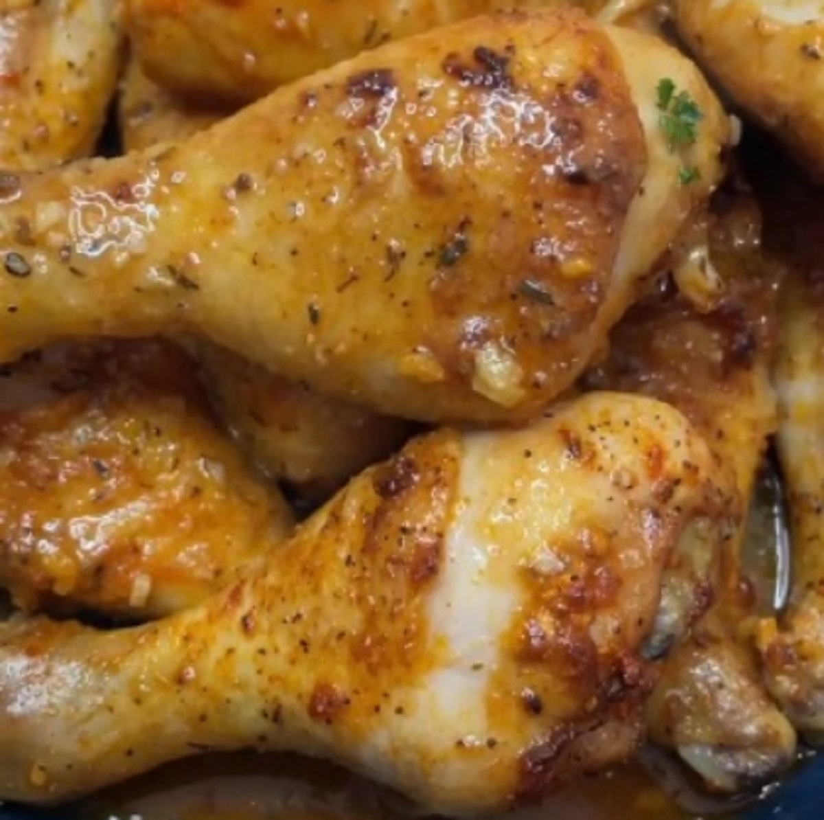 Recette: Pilons de poulet,�sauce au beurre et paprika.