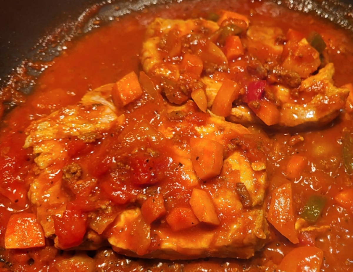 Recette: C�telettes de porc et sauce tomate aux l�gumes.