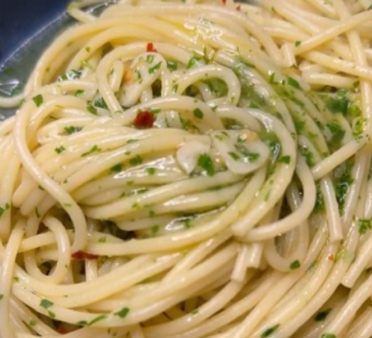 Recette: Spaghetti  à l'ail et persil.