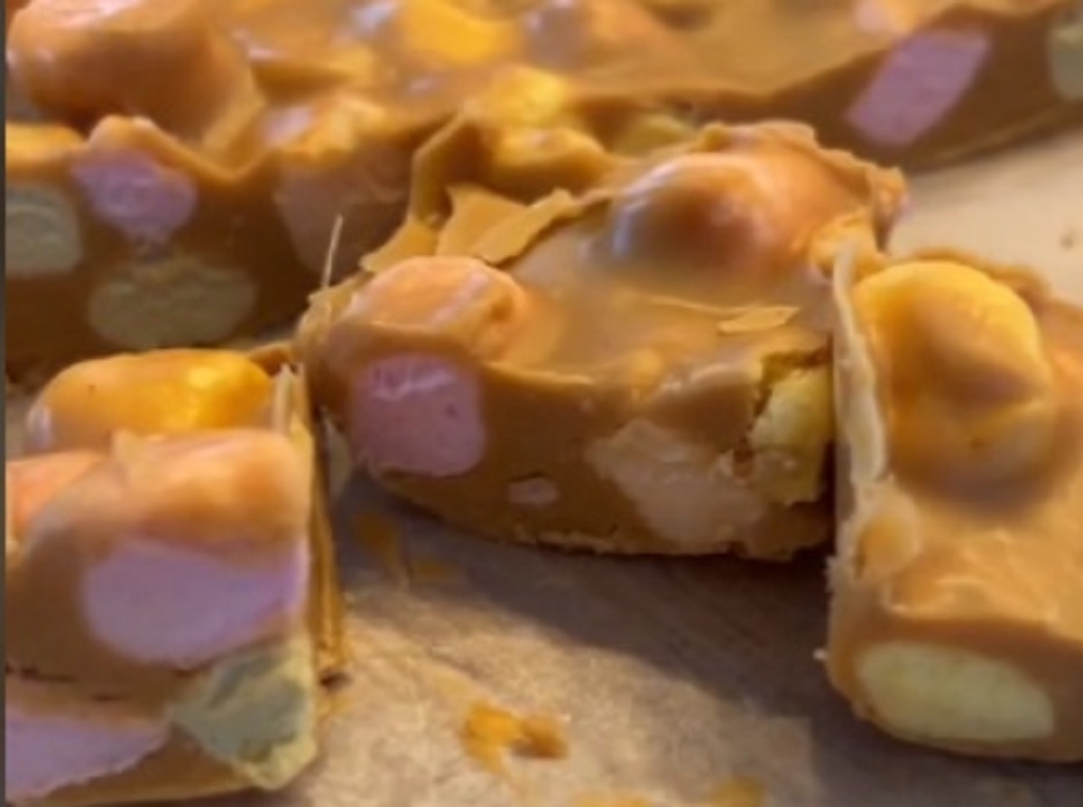 Recette: Carr�s au beurre d'arachide, caramel et guimauve.