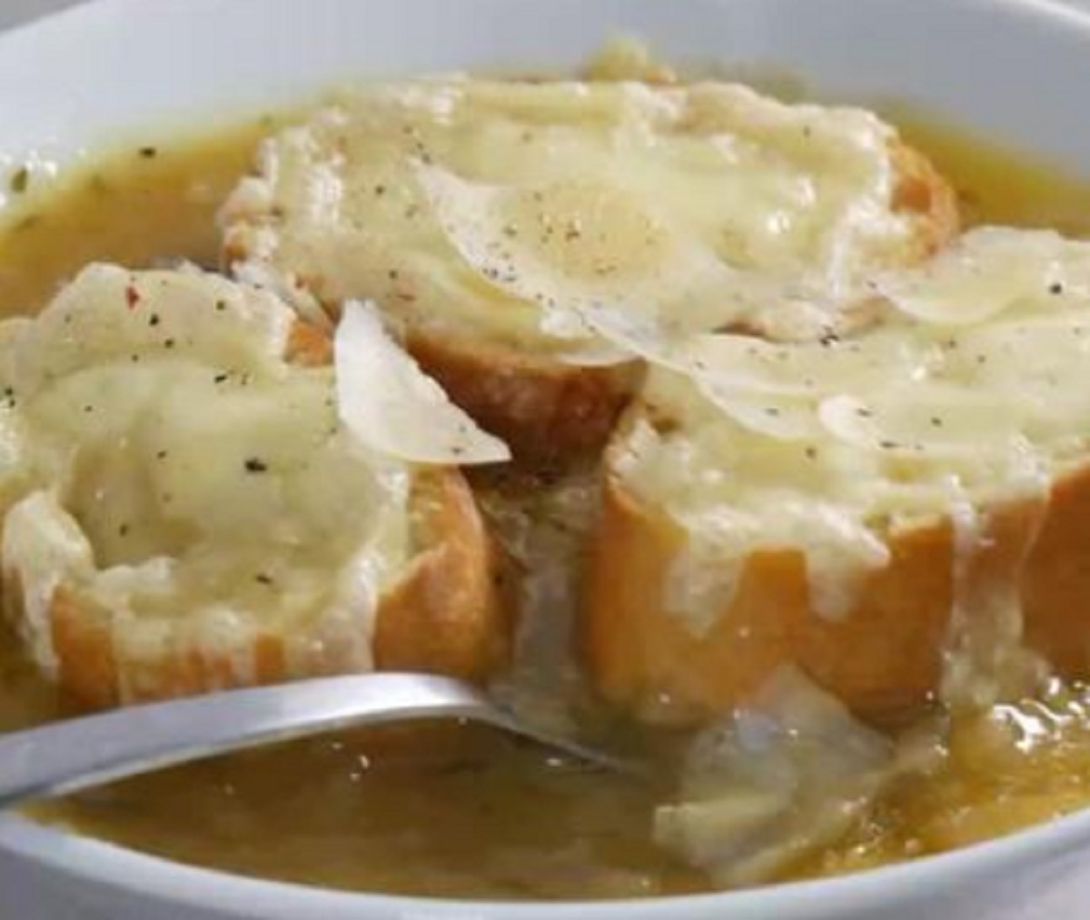 Recette: Recette: Soupe � l'oignon au poulet gratin�.