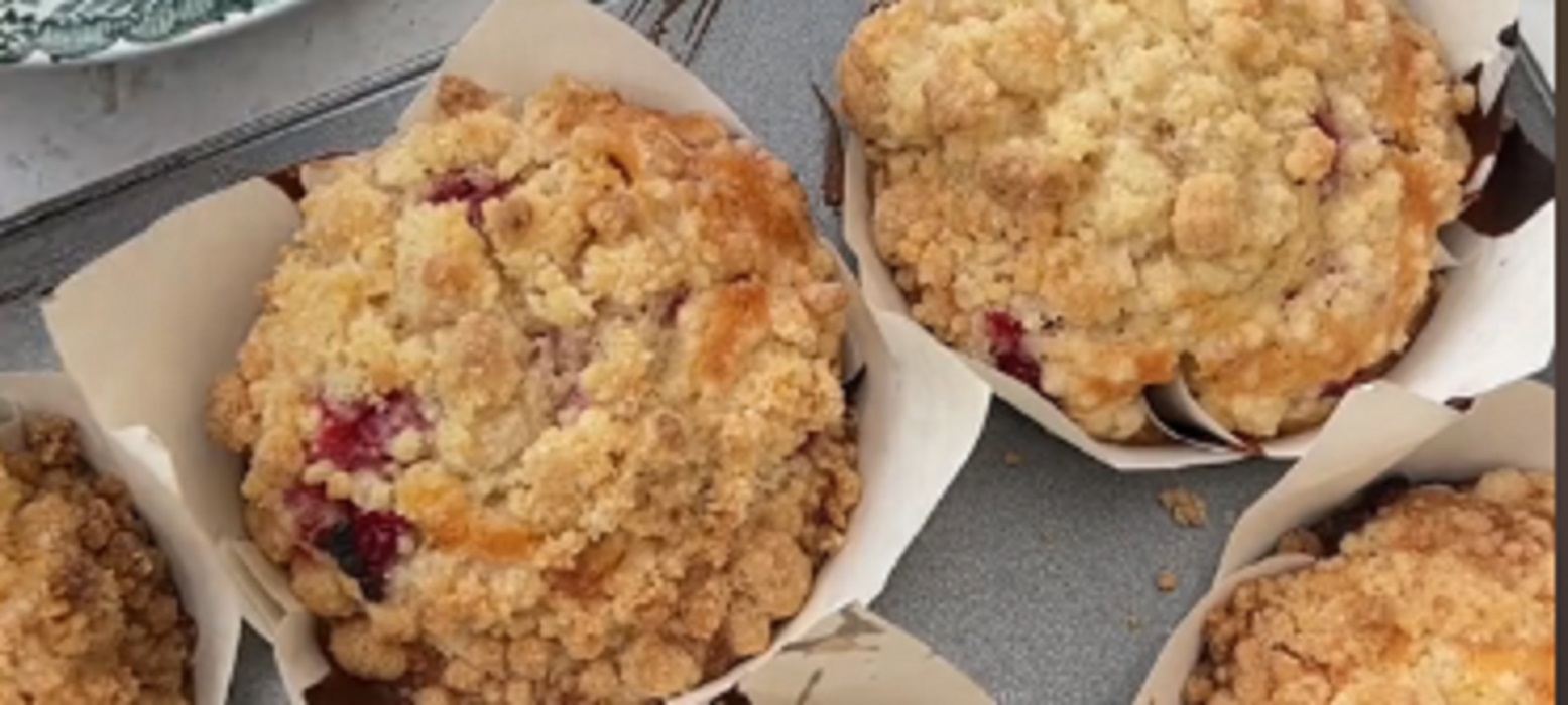 Recette: Muffins aux framboises, chocolat blanc et son croustillant.