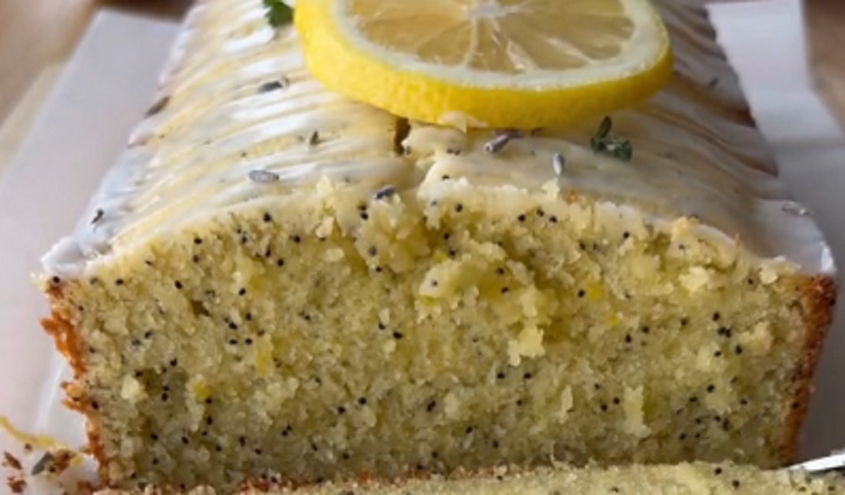Recette: G�teau au citron, graines de pavot et son gla�age.