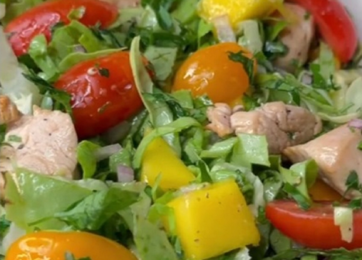 Recette: Salade de mangue, poulet et légumes.