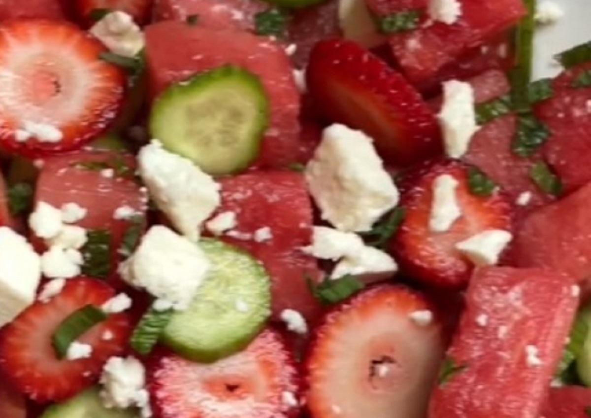 Recette: Salade de fraises, melon, concombre, fromage feta et sa vinaigrette sucre.