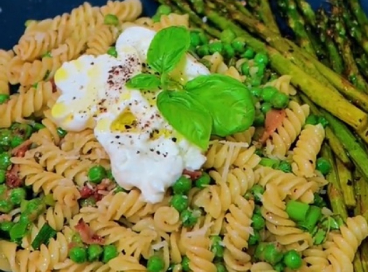 Recette: Fusilis au bacon, pois vert et burrata.