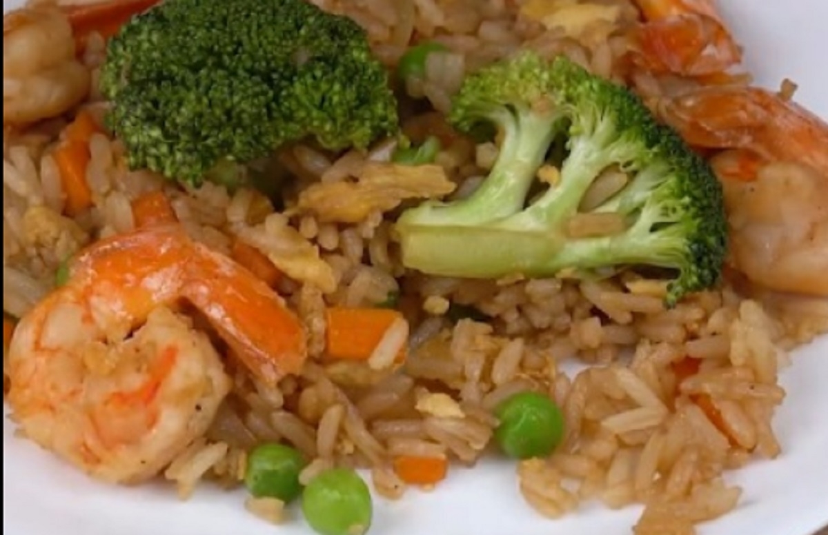 Recette: Riz aux crevettes et légumes verts.