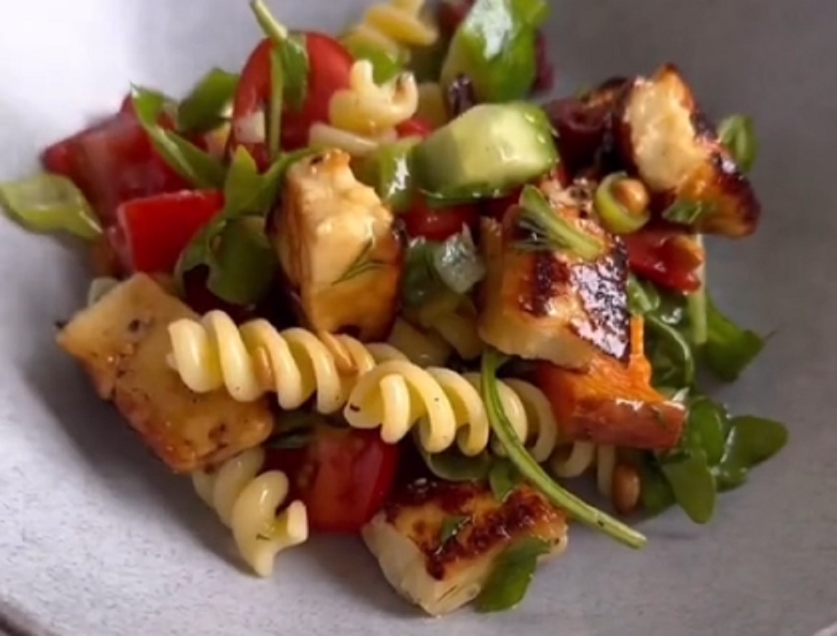 Recette: Saladede ptes, lgumes et fromage halloumi croustillant.