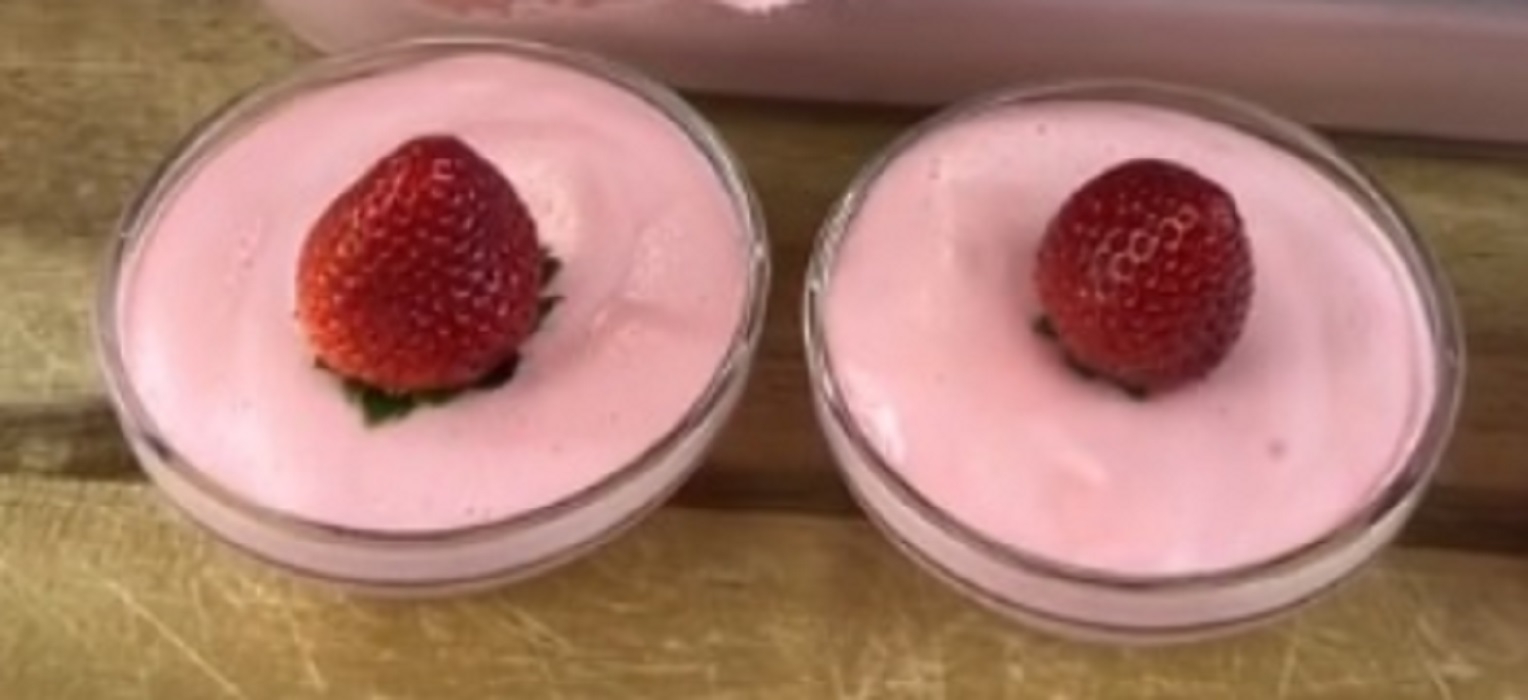 Recette: Mousse aux fraises sans sucre et lait carnation.