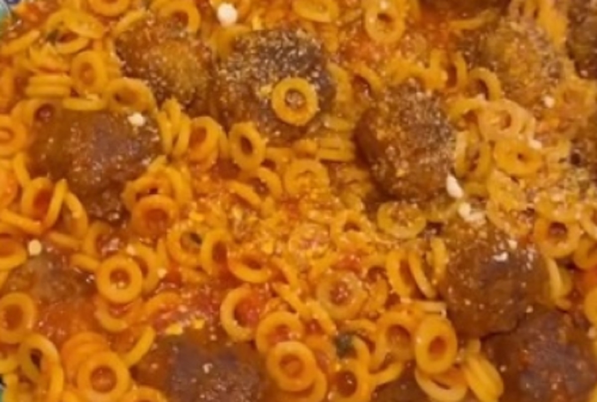 Recette: Anneaux sauce tomate et boulettes de viande.