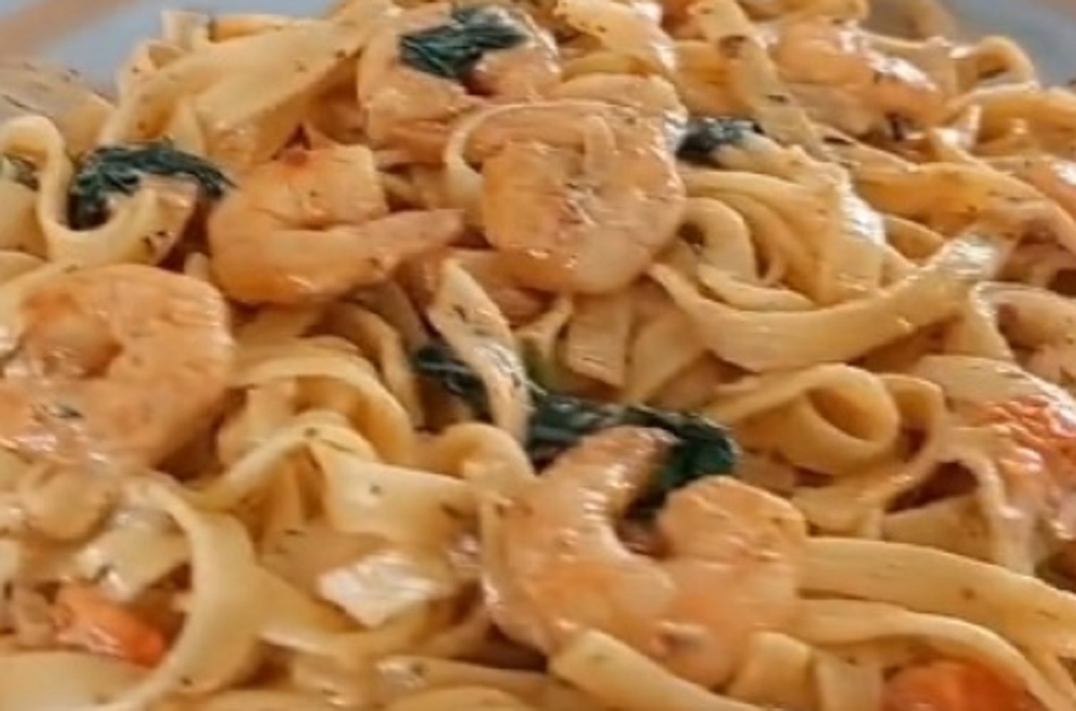 Recette: Ptes aux crevettes et sauce crmeuse aux tomates.