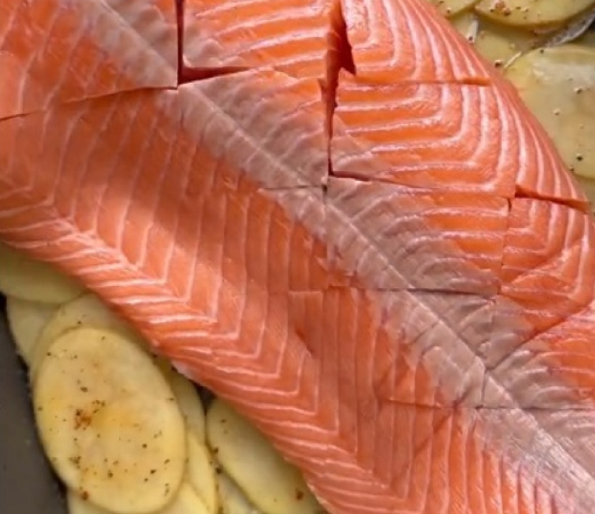 Recette: Saumon entier au four avec pommes de terre.