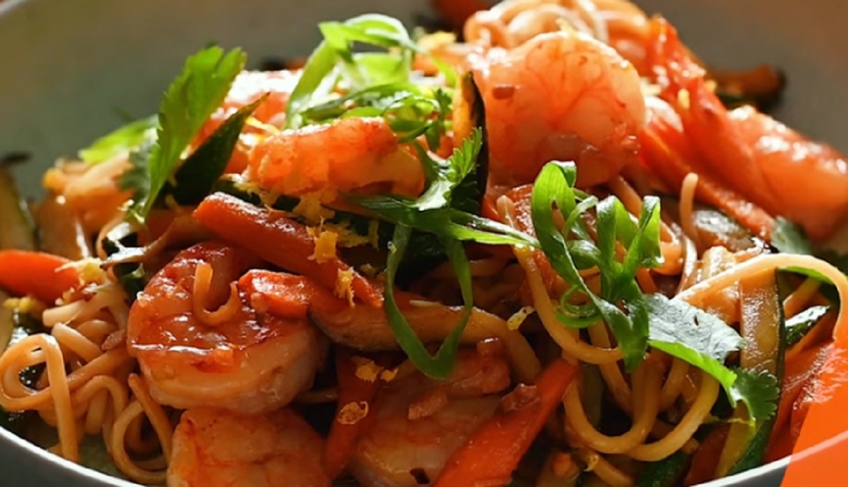 Recette: Saut� de crevettes, l�gumes et nouilles.
