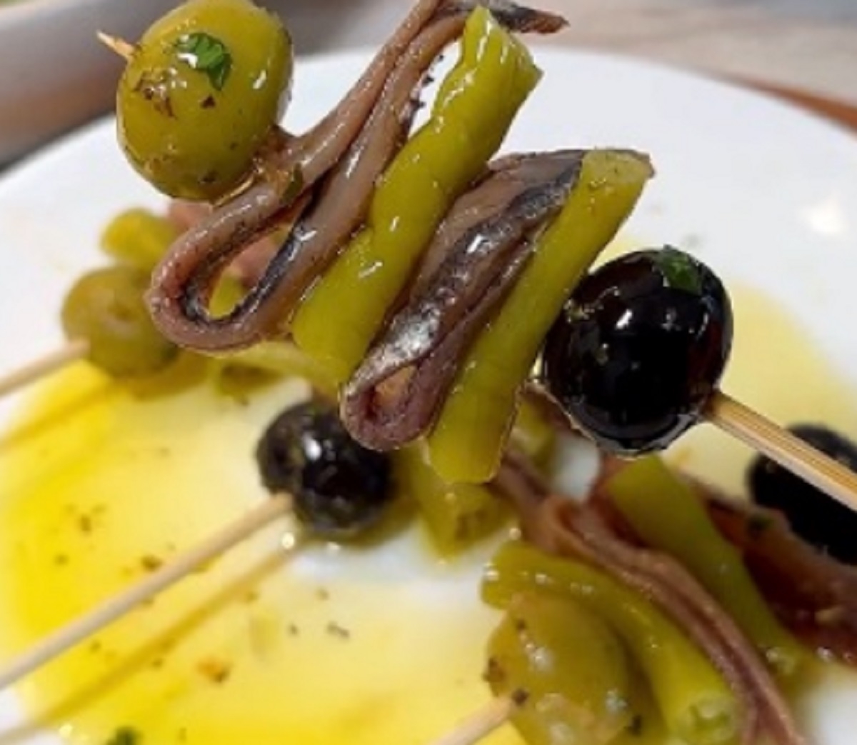 Recette: Minis brochettes d'olives et de hareng fum.