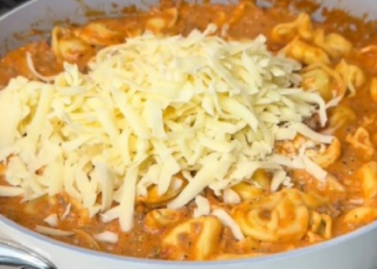 Recette: Raviollis � la chaire de saucisse, sauce ros�e.