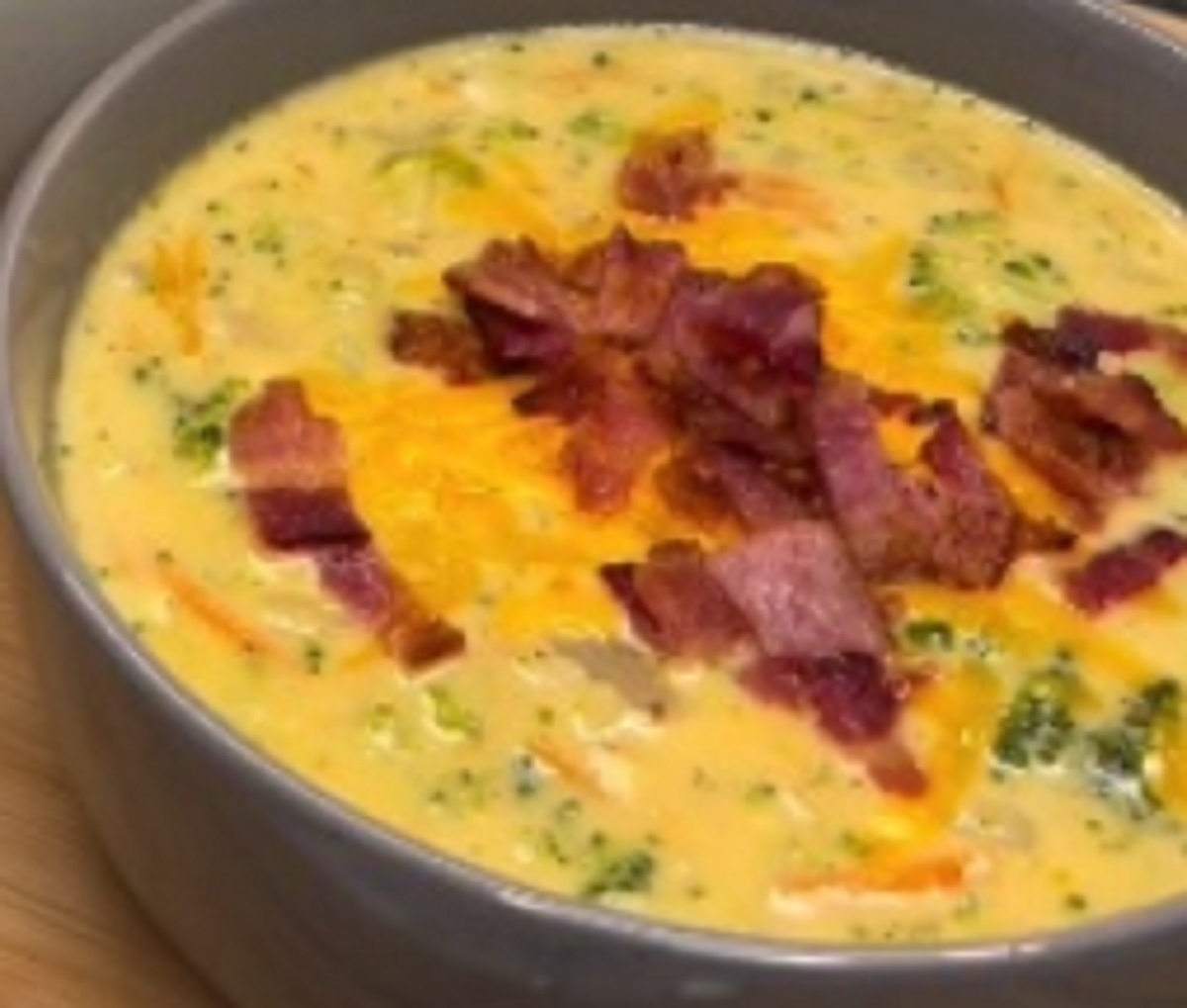 Recette: Soupe au cheddar, brocoli et bacon.