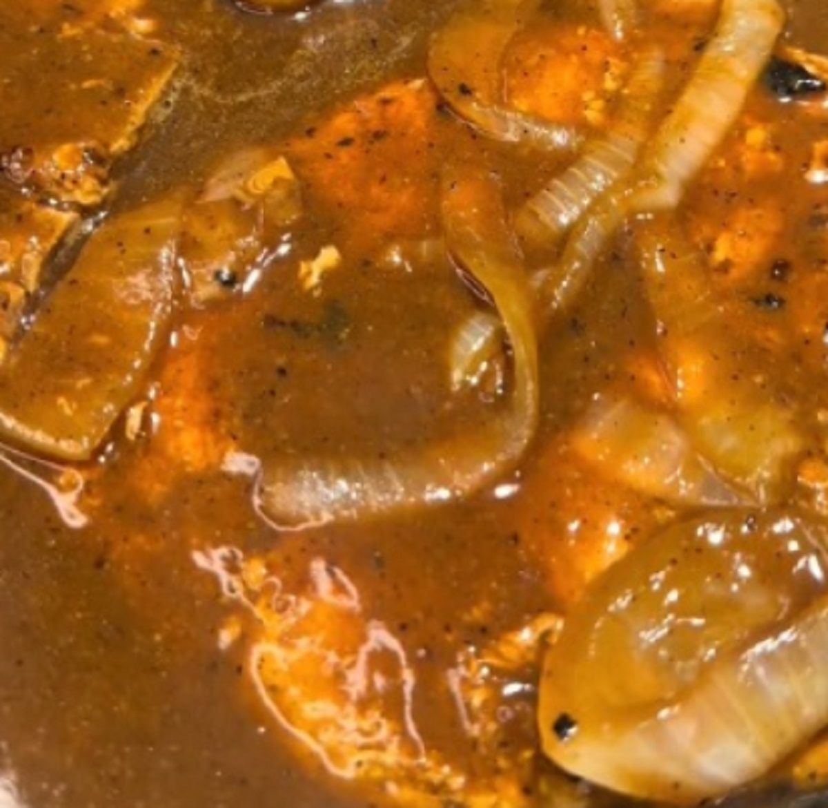 Recette: C�telettes de porc au four, sauce � l'oignon.