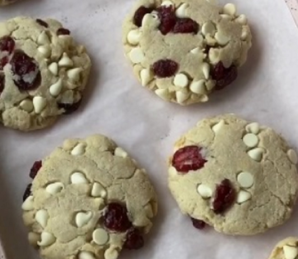 Recette: Biscuits moelleux aux canneberges et chipits de chocolat blanc.