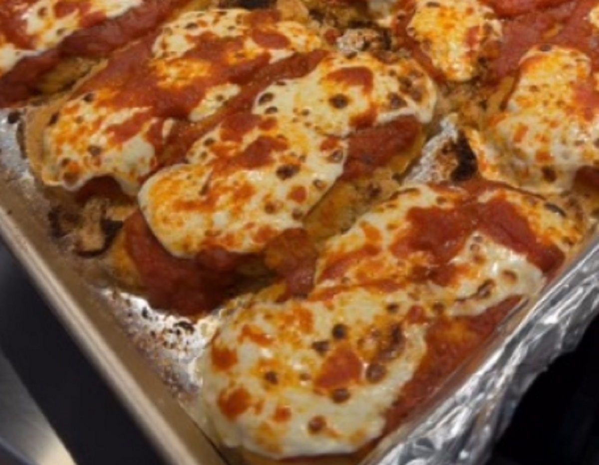 Recette: Poitrines de poulet au parmesan et sa sauce tomate.