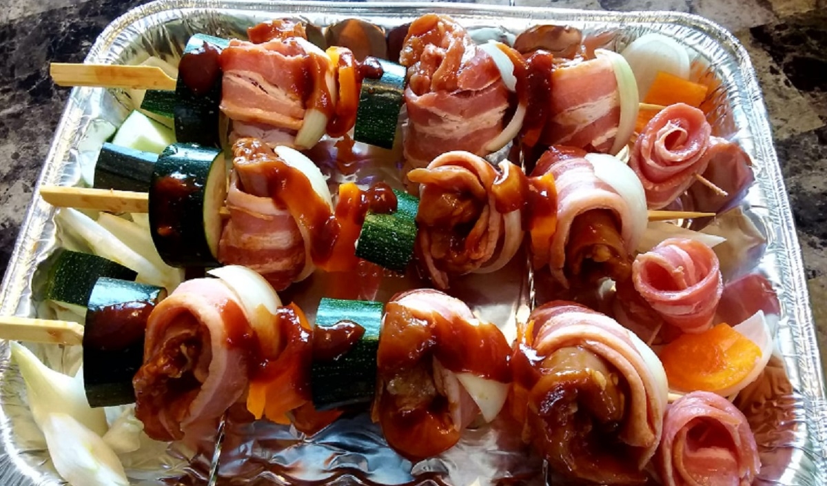 Recette: Brochettes de hauts de cuisse de poulet et bacon.