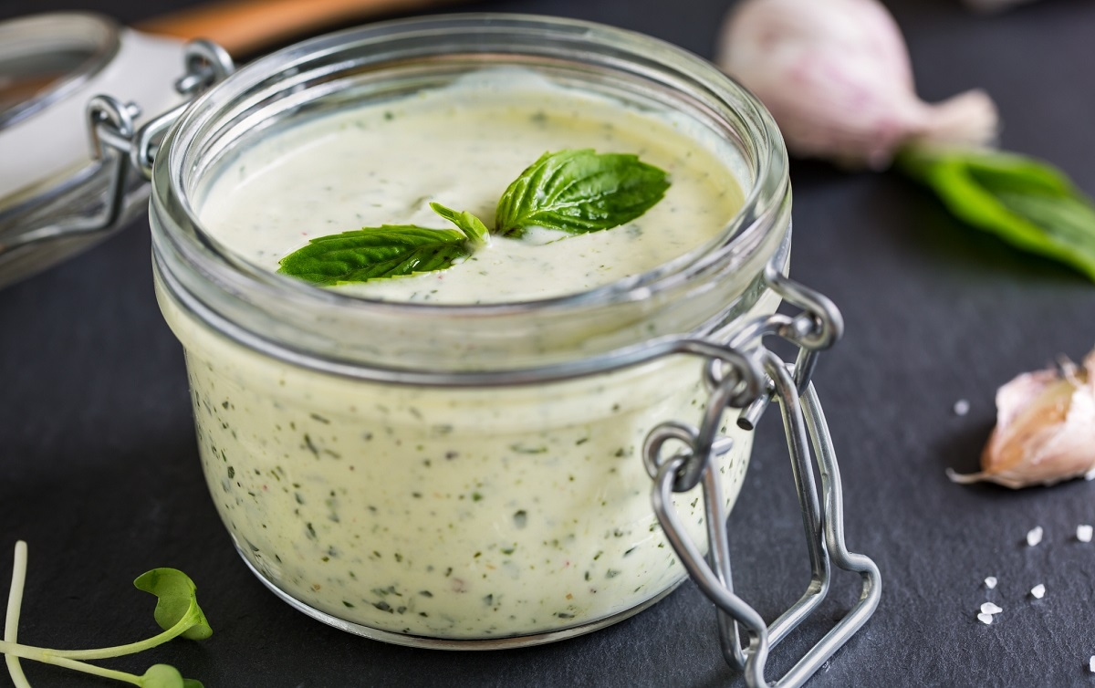Recette: Sauce au yaourt et basilic.