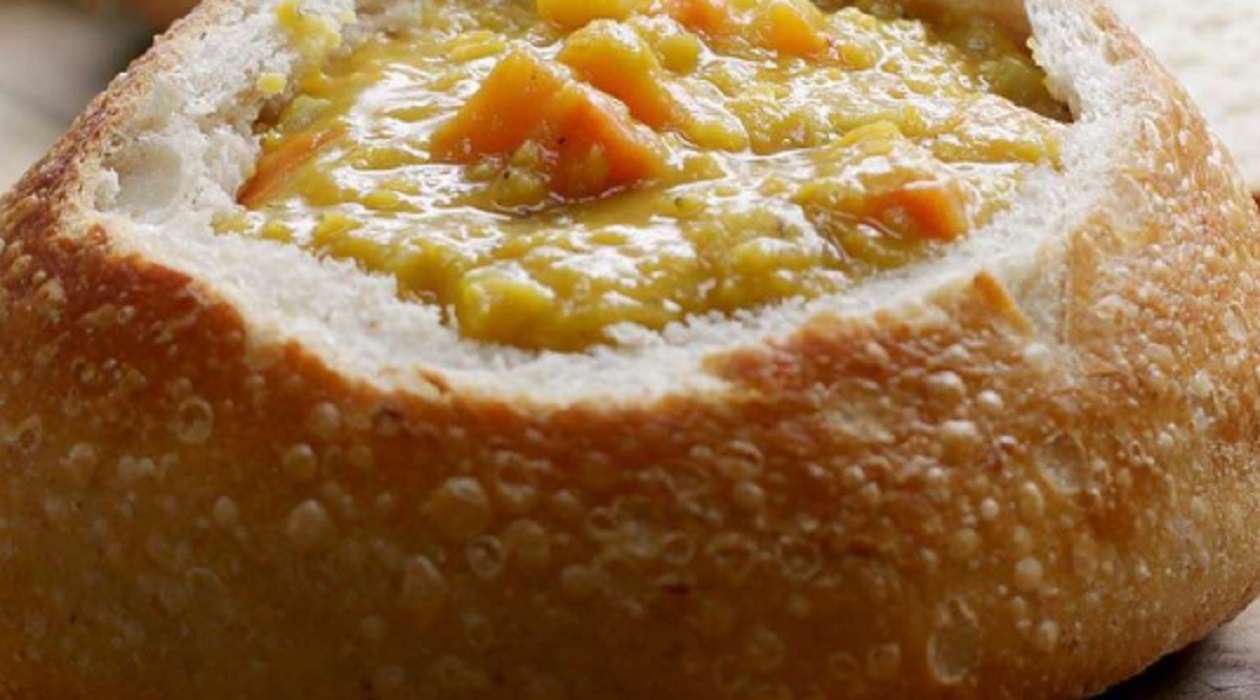 Recette: Soupe aux pois dans un bol de pain.