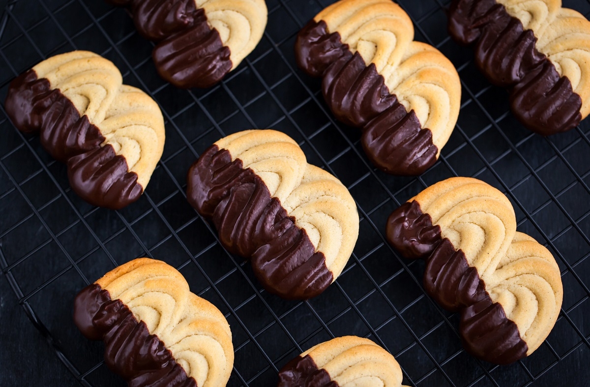 Recette: Biscuits sabl�s tremp� dans le chocolat noir.