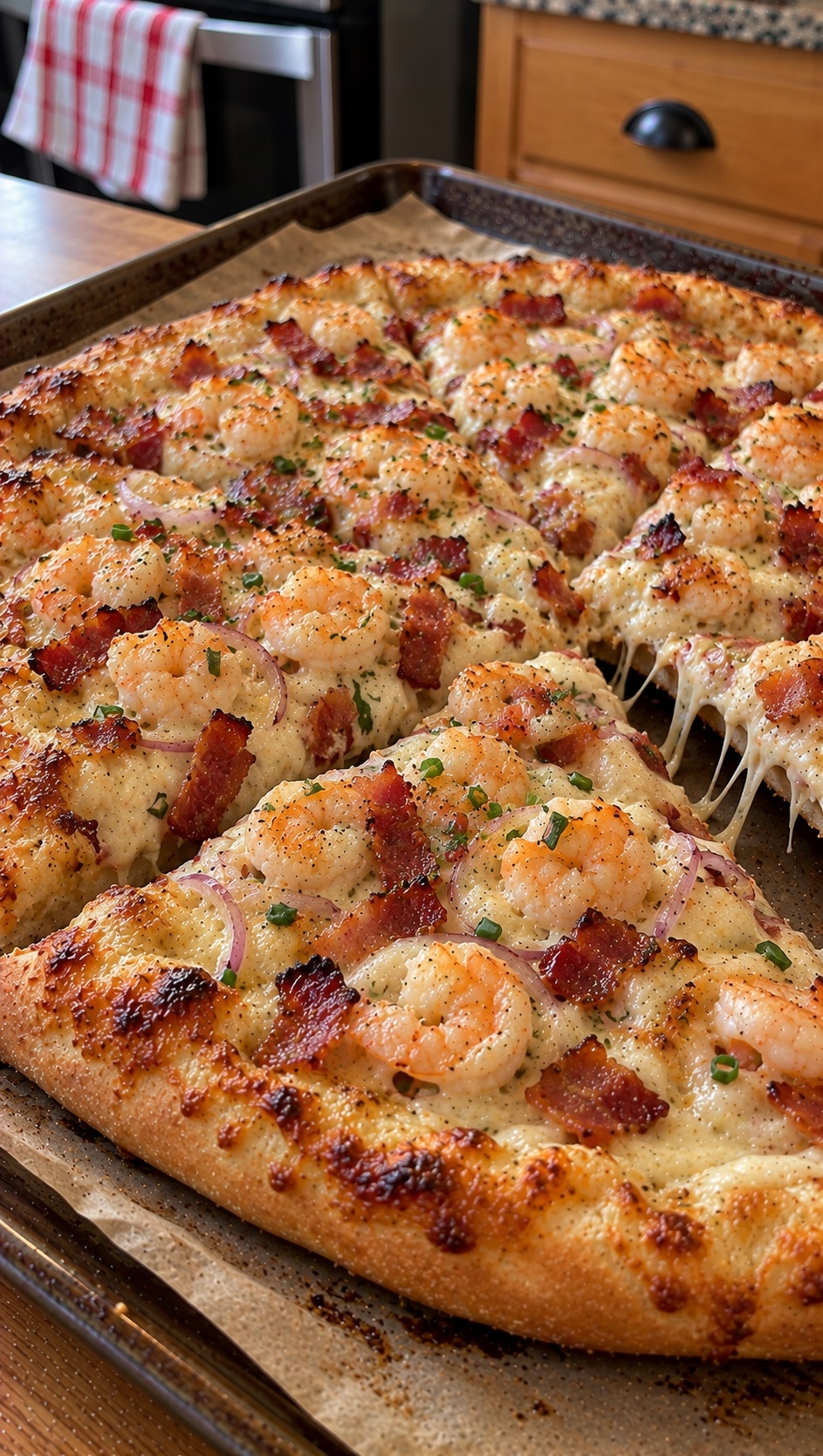 Recette: Pizza aux crevettes et bacon, sauce Alfredo.