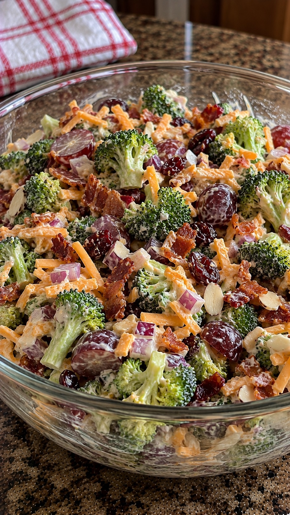 Recette: Salade de brocolis et aux raisins rouges.