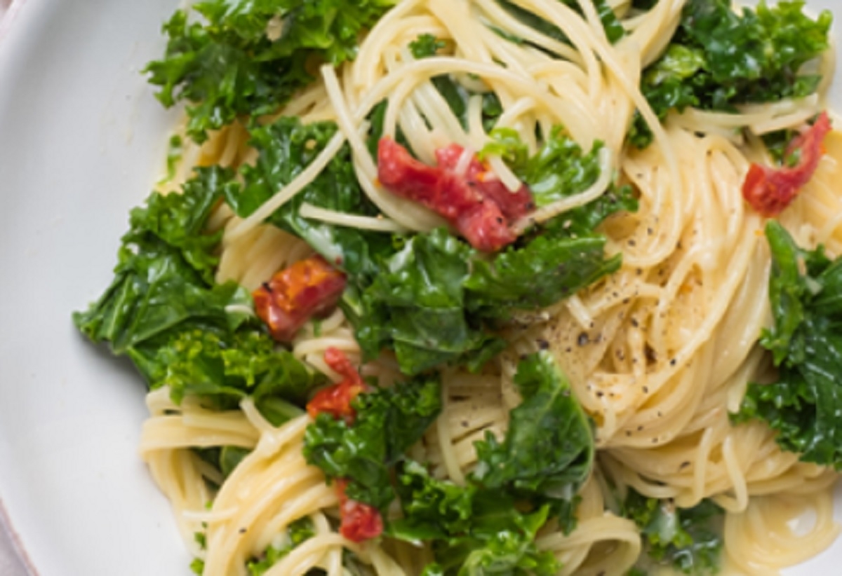 Recette : Spaghettis carbonara au chou fris et tomates sches.