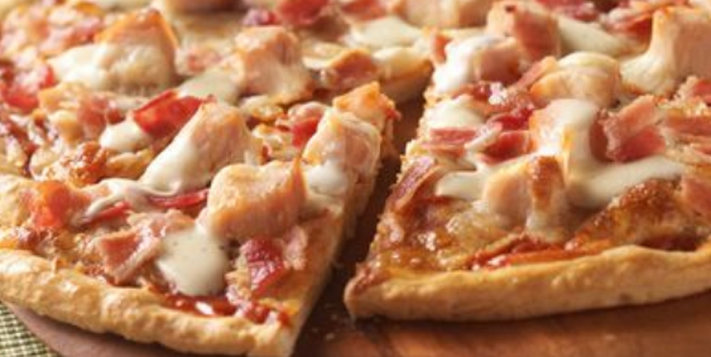 Recette : Pizza ranch au poulet et bacon.