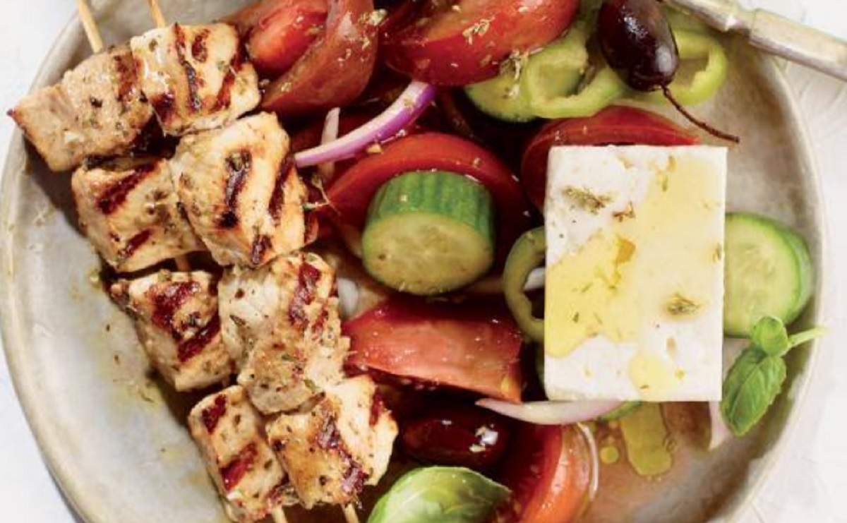Recette : Brochettes de porc souvlaki et salade grecque.