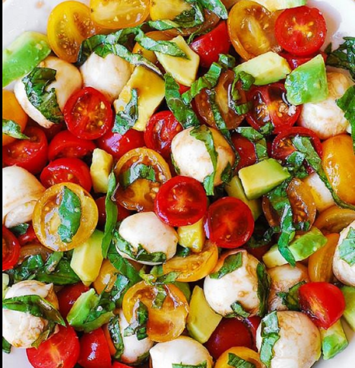 Recette : Salade de fromage Bocconcini, avocat et tomates.