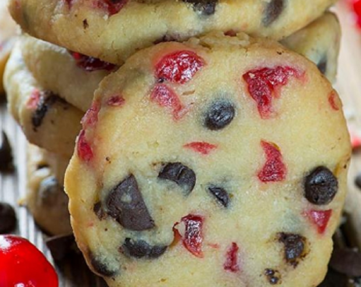 Recette : Biscuits genre sabl� aux cerises marasquin et chocolat.
