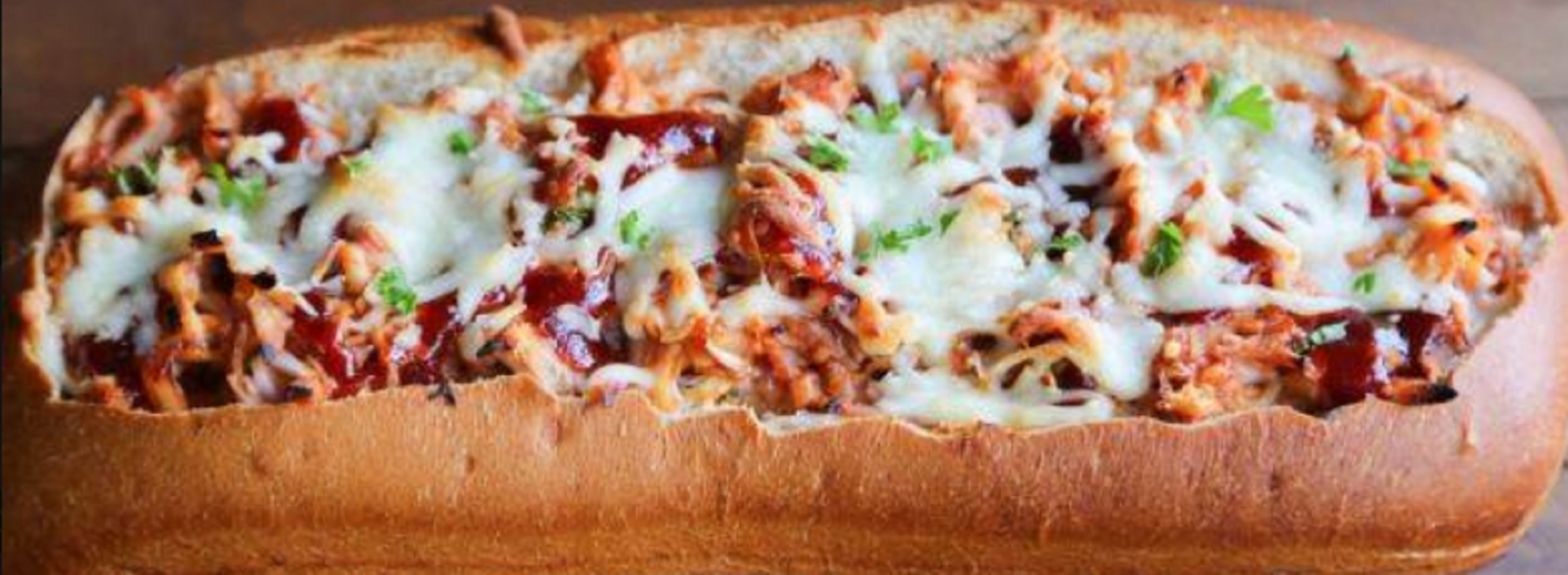 Recette : Pain baguettefourr au poulet (sauce BBQ).