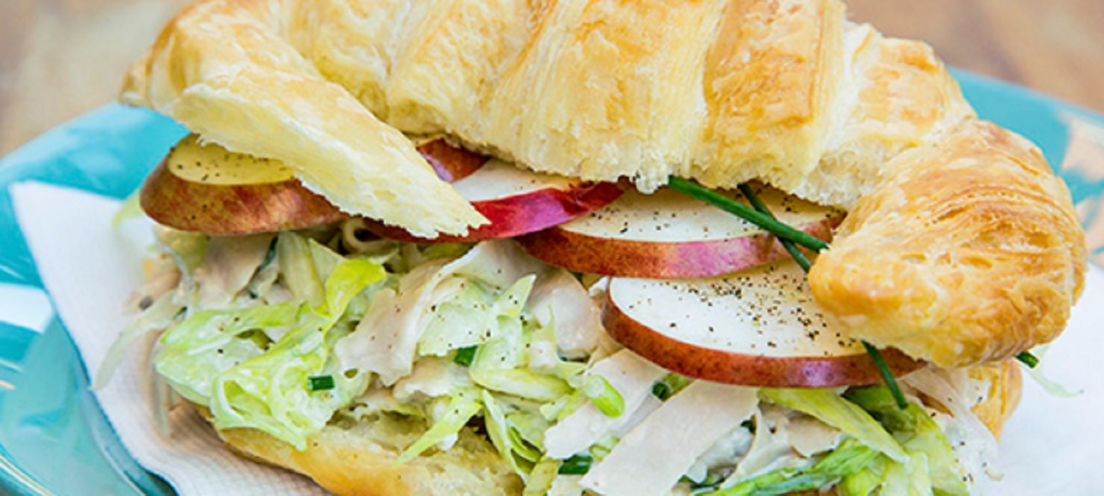 Recette : Croissant salade de poulet et pommes.