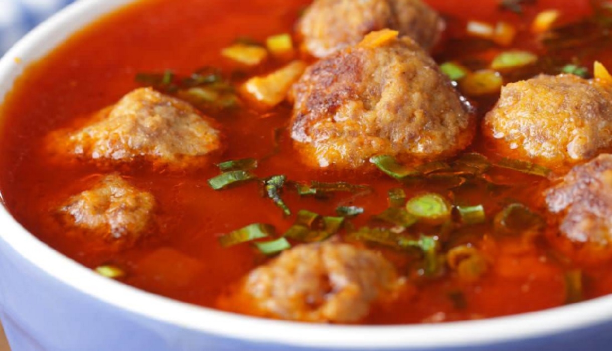 Recette : Soupe aux boulettes de viande et tomates.