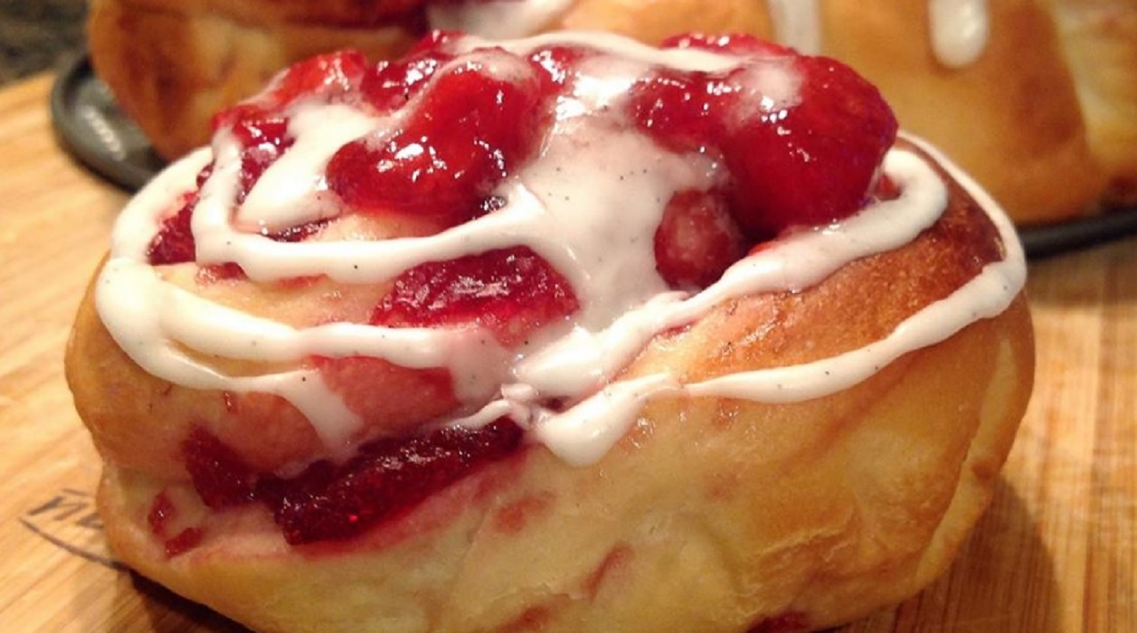 Recette : Brioches aux fraises, gla�age � la vanille.