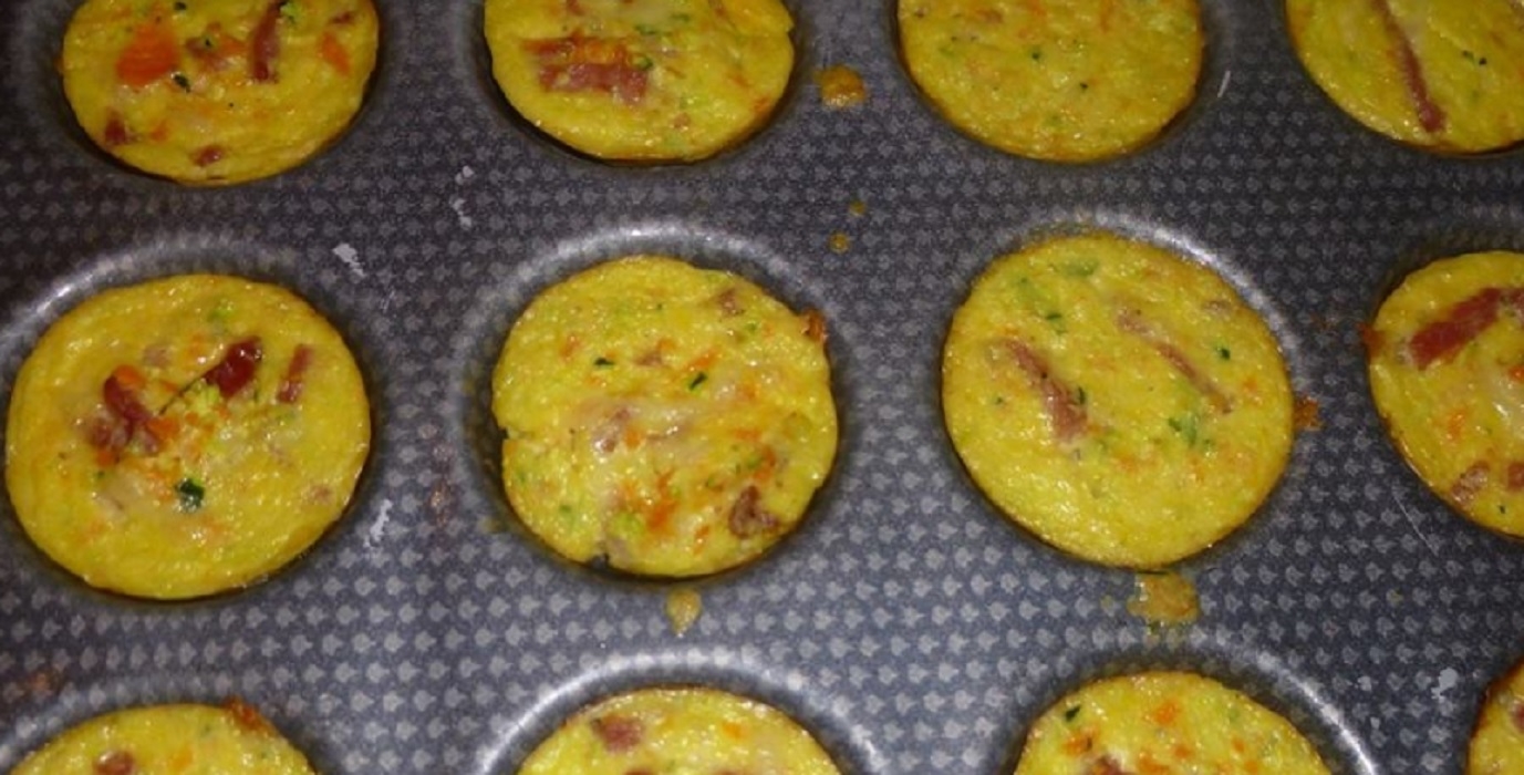 Recette : Mini quiches au jambon et fromage dans des moules  muffins.