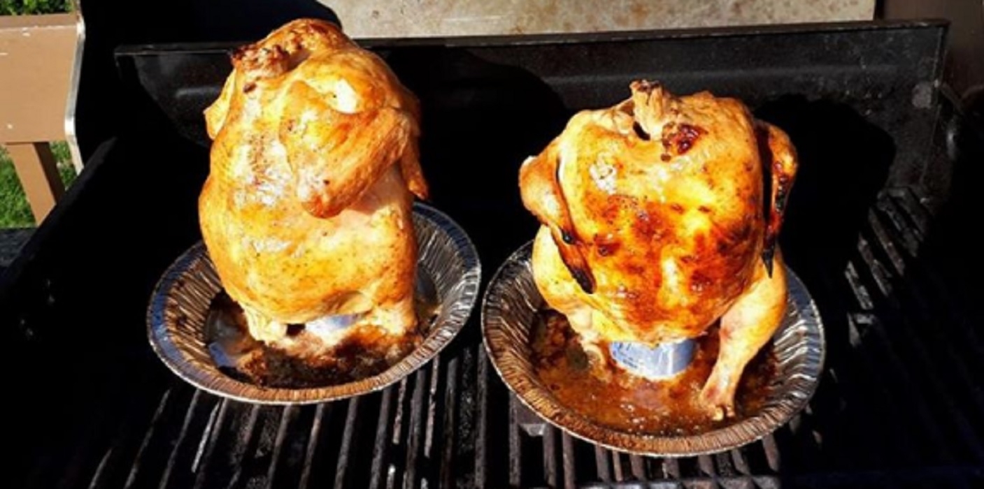 Recette : Poulet BBQ rti sur une cannette de bire.