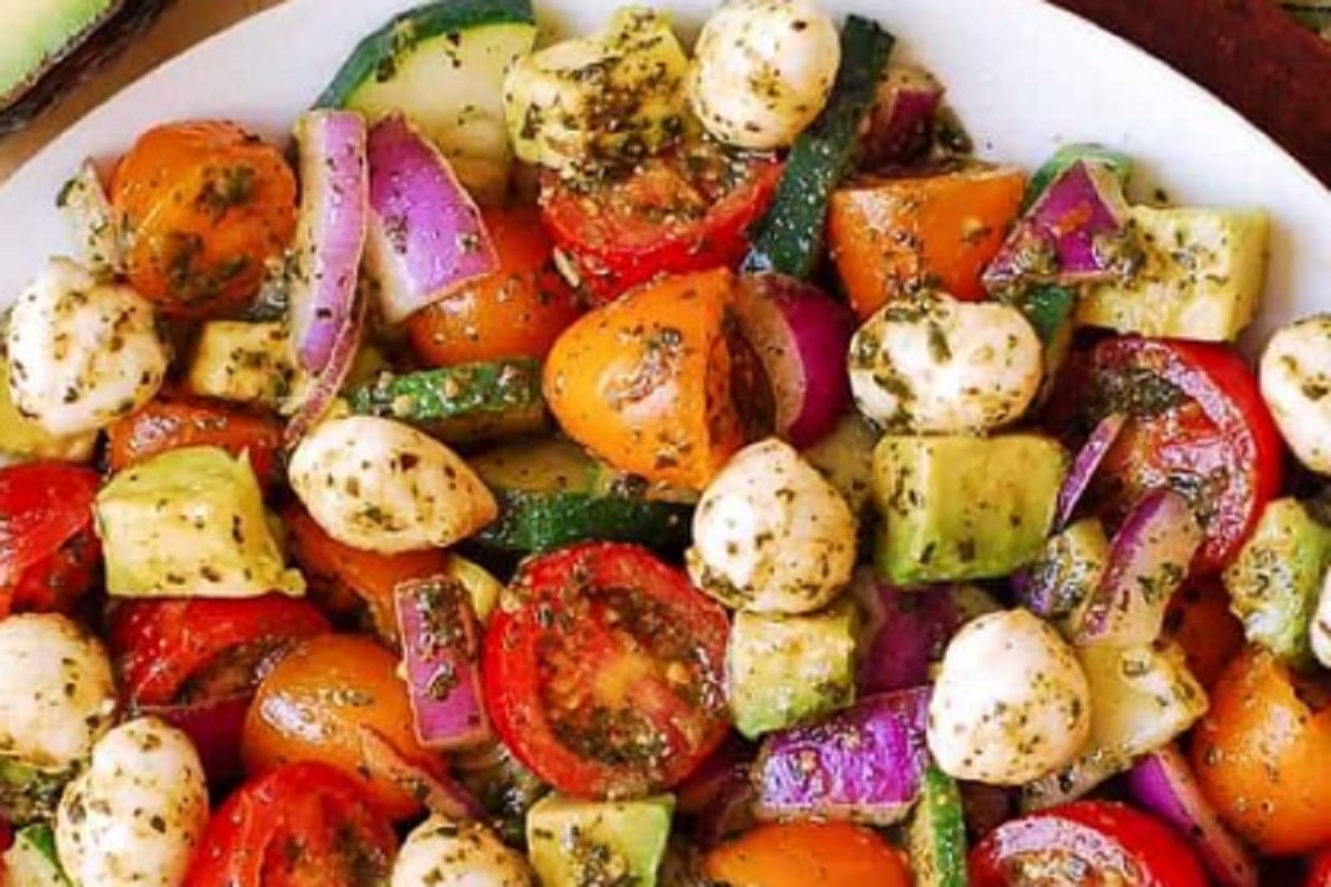 Recette :Salade d�avocats, tomates, bocconcini et pesto. ‎