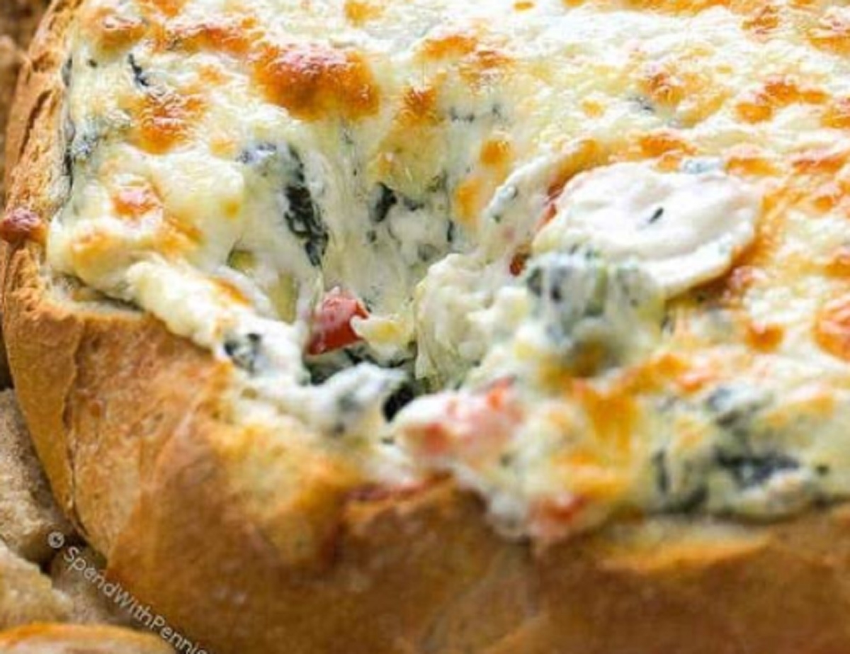 Recette: Trempette chaude aux �pinards et aux artichauts dans un bol de pain.�