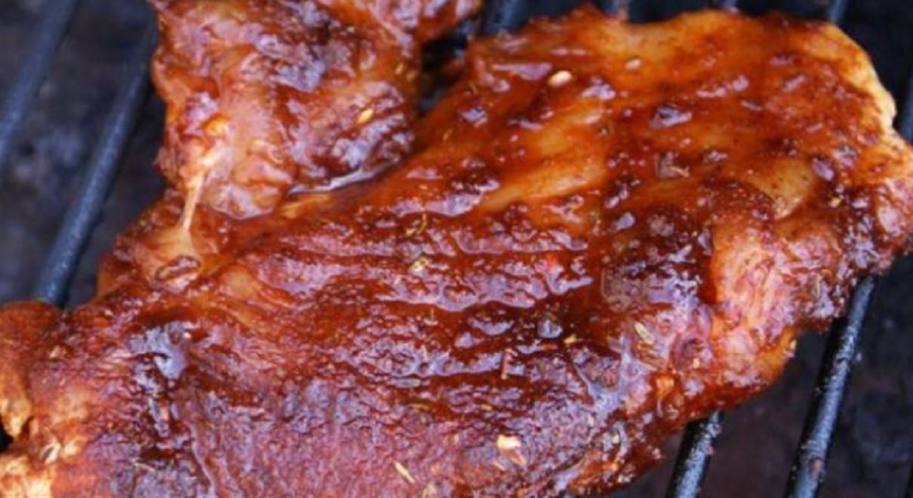 Recette: Poitrines de poulet sucres et pices sur le BBQ.